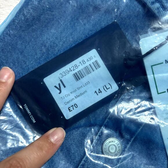 Tommy Jeans NWT Short Sleeve TJW CROP KNOT DENIM SHIRT - Picture 6 of 8